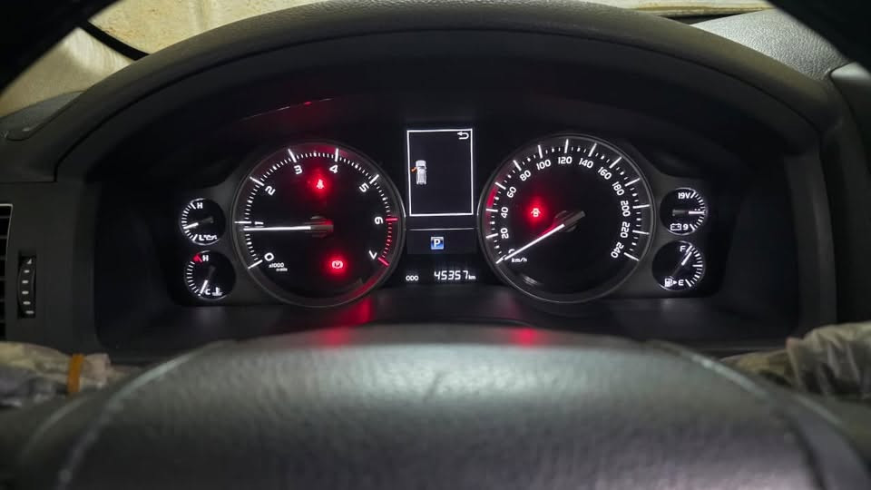 السلام عليكم
تويوتا لاندكروز 2020   GX.R Grand Touring
محرك 4000    /      6 سلندر  
المواصفات خليجية    
عداد المسافة 45000 كم
المواصفات  /    GX.R Grand Touring
بدون صبغ
اللوحة / بغداد خصوصي
اللون /  ابيض   المقاعد  /  جلد        الصندوق كهربائي  و عدد المقاعد / 7    المقاعد الامامية كهرباء
كامرا خلفية  و 360    فتحة سقف   بصمة    مثبت سرعة    التشغيل عن بعد   شاحن لاسلكي    ثلاجة     وضع قيادة
السعر  515 $

***********
