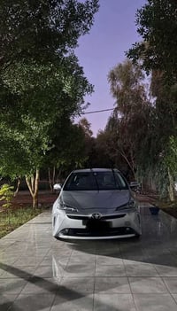 بريوس ٢٠٢٢ XLE السياره نضيفه وضربتها كلش خفيفه بيها نقص فقط الكامره ال...