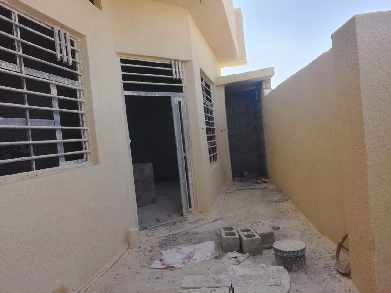 سلام عليكم يوجد لدينا بيت زراعي هيكل لبيع مسحاحته130  13×10متر بي منام 2 وصاله ومطبخ و
مساحت درج صحيات داخليه وخارجيه كراج  مسس مي كهرباء مجاري صاب لرضيه لبيت ولابخ  لخارج ونثر باقي بس داخل البيت سعر خاص بمكان زراعي حي زهراء وره بيت عميد كان لي ريد يتفضل خاص لو يتصل على رقم الهاتف 
***********
***********
محمد 
سلام عليكم يوجد لدينا بيت زراعي هيكل لبيع مسحاحته130  13×10متر بي منام 2 وصاله ومطبخ و
