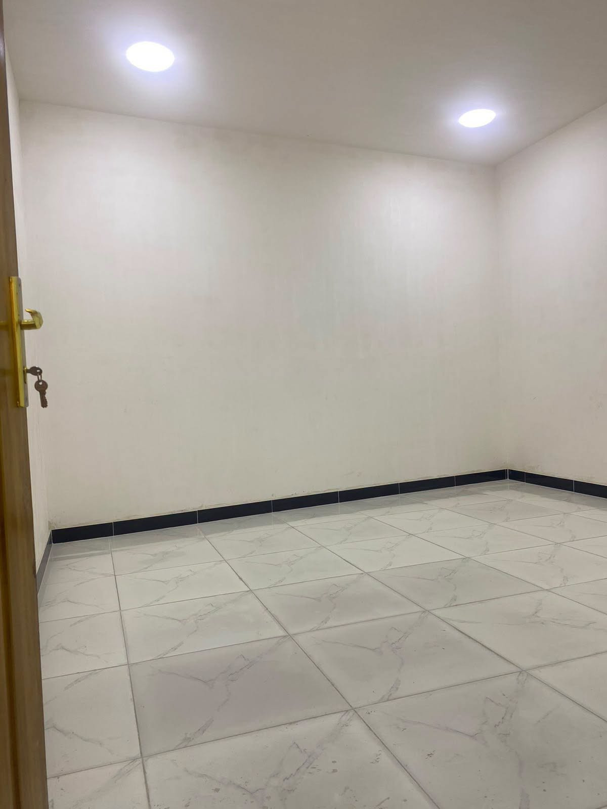 دار للإيجار بناء جديد مساحة 100 متر ✅
البيت طابق ثاني درج معزول خارجي 
حي البساتين السلام شارع ابو رحاب 
سعر الايجار 300 الف قفل 
***********
