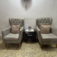 تخم ديوان رصاصي • نظيف • ميز بدون كراسي