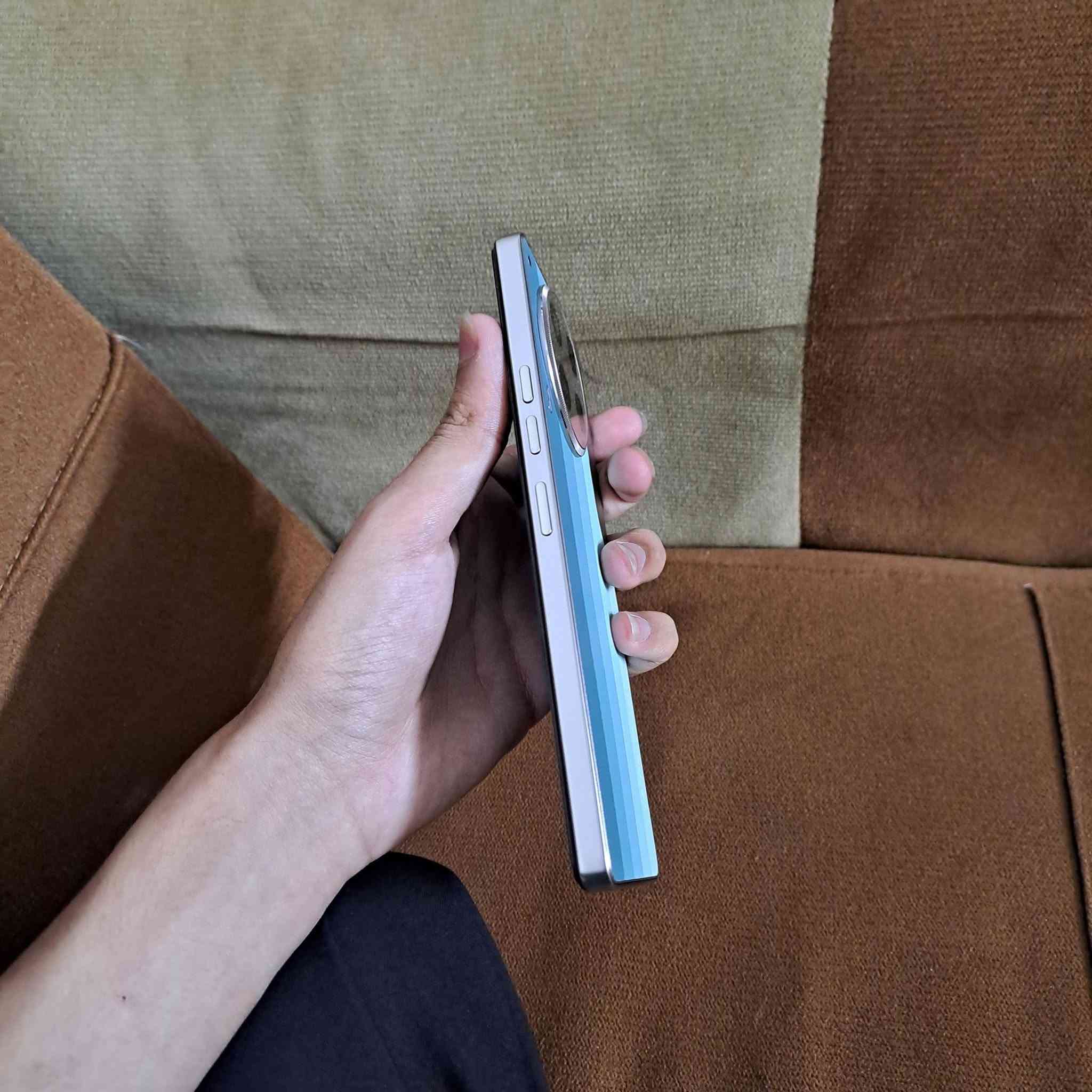 السلام عليكم تكنو كامون 30 5g للبيع ذاكره 512 عشوائيه 12+12 شحن 70 واط سريع جهاز صار اسبوع من مشتريه بعده جديد احتاجيت واريد ابيعه الجهاز كامل ملحقات السعر 360 وبيه مجال مكان بغداد البلديات رقم واتساب ***********
