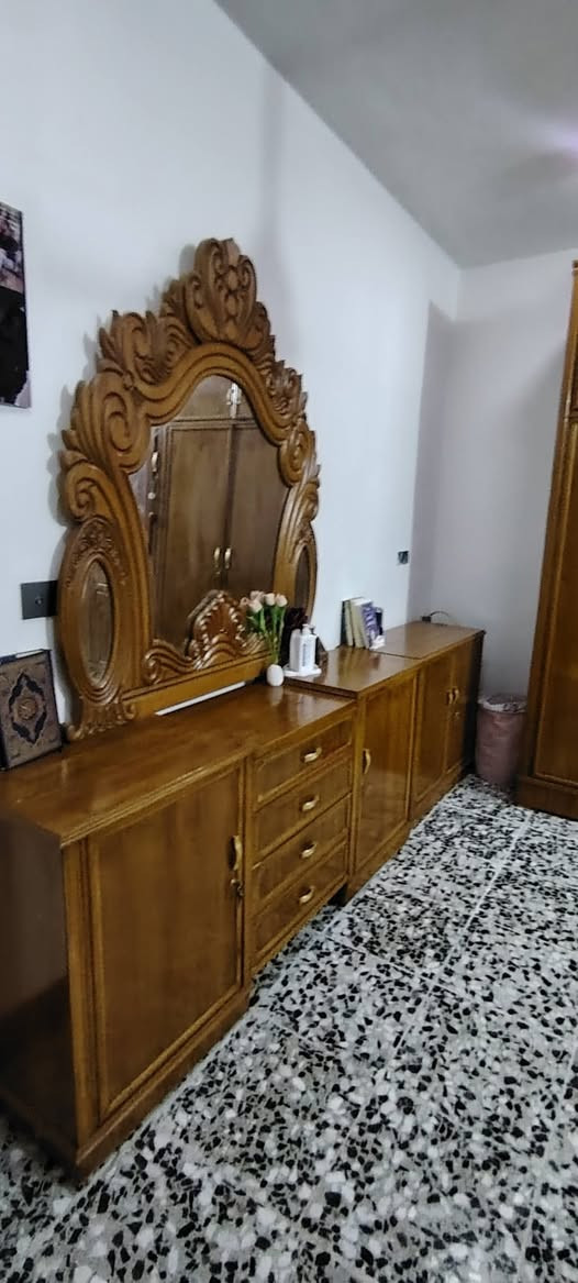 غرفت نوم للبيع تزگام عراقي صارله شهر من سويتها السعر مليون ٦٥٠
مكاني قرب الامام رقم ***********
