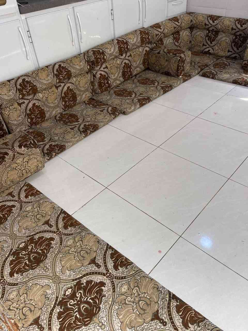 جلسه سعوديه الاصليه حبيبات مضغوطه وجهين نضيفه مابيه اي ضرر 14 متر سعره 175 المكان مجمع الاميرات لاتصال *********** النجف, العراق
