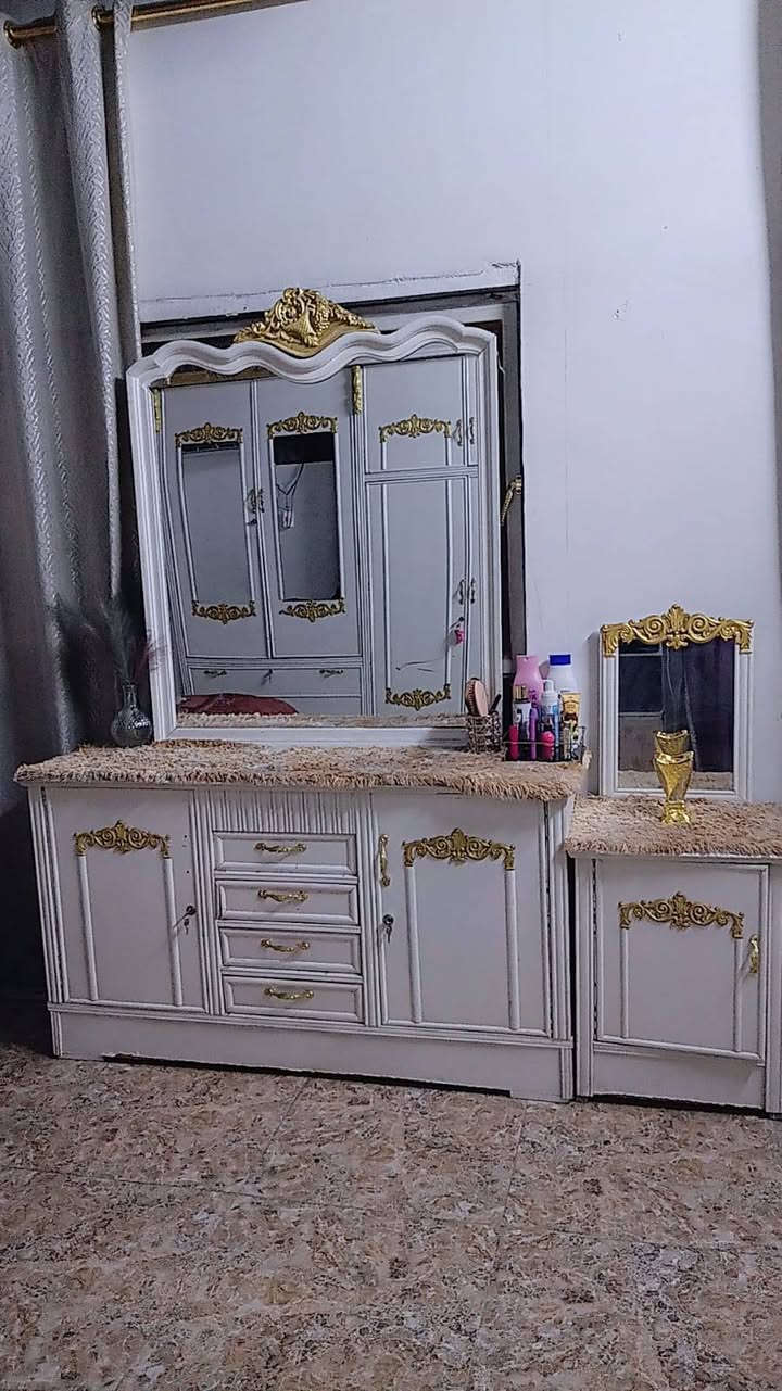 سلام عليكم غرفه تفصال البيع نضيفه  سعر 1600.وبيه مجال شراي يتصل مو شراي يعبر المنشور  ***********
