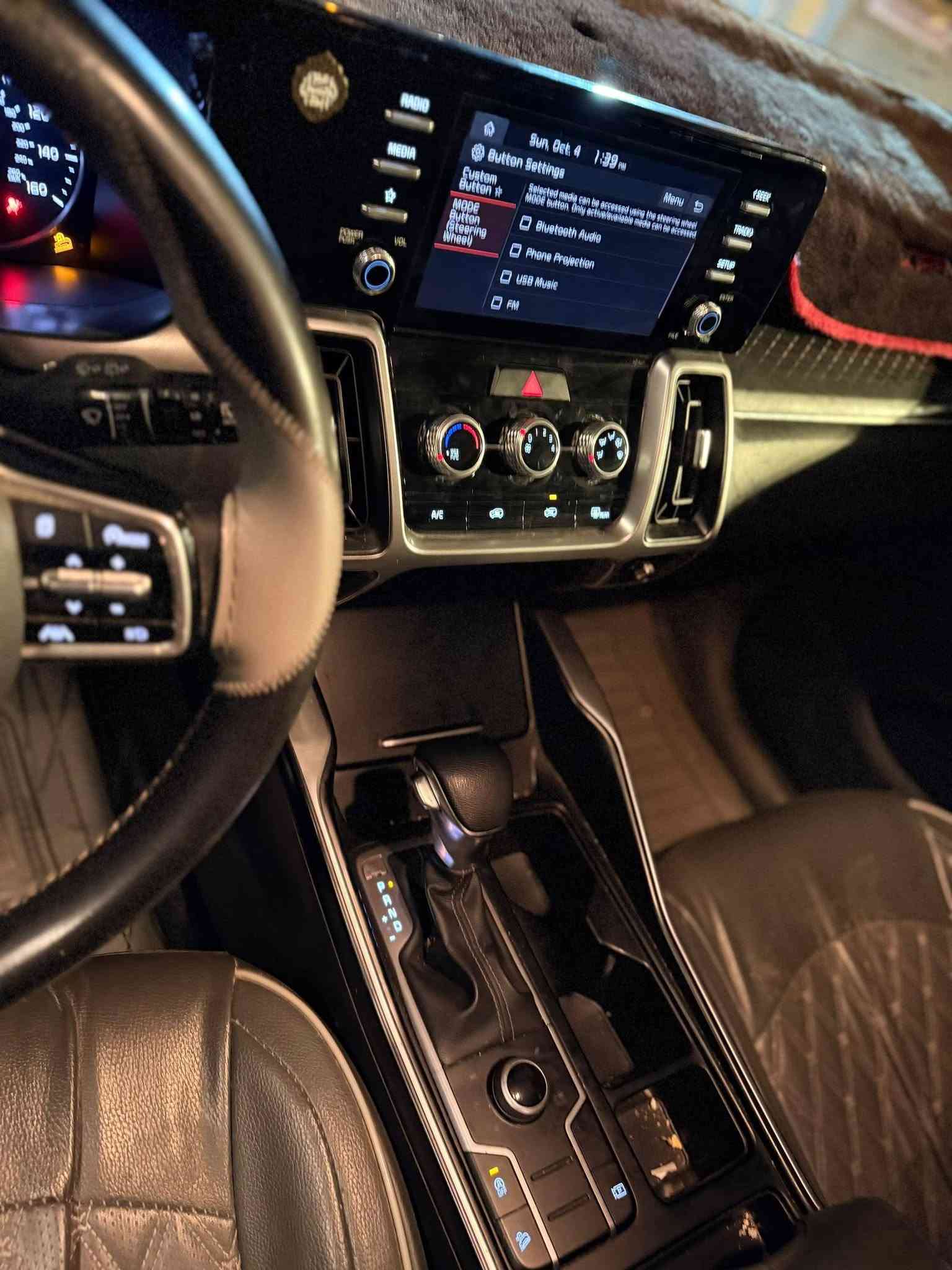 🚗 للبيع: كيا سورينتو 2023 (الشعار الجديد) - بحالة ممتازة جداً 🚗
​تفاصيل السيارة:
🔹 الموديل: كيا سورينتو 2023
🔹 اللون: أبيض لؤلؤي (GWP)
🔹 المسافة المقطوعة: 38,875 ميل فقط
🔹 المواصفات: وارد أمريكي (صنع مصنع جورجيا)
🔹 الرقم: أربيل (11 Z)  
​المواصفات والتقنيات:
• كوشن جلد أسود مميز مع فتحات تكييف خلفية
• شاشة لمس مركزية متطورة تدعم أبل كاربلاي وأندرويد أوتو
• تحكم كامل من الاستيرن
• إضاءة LED أمامية وخلفية
• ضربتها أمريكية بسيطة جداً (جاملغ ودعامية أيسر فقط) مصلحة درجة أولى
• السيارة جاهزة للبيع ومكفولة من الناحية الميكانيكية والشاصي  
​📌 السعر: [215 ورقة ]
📌 المكان: [بغداد ]
📞 للتواصل: [*********** ]
