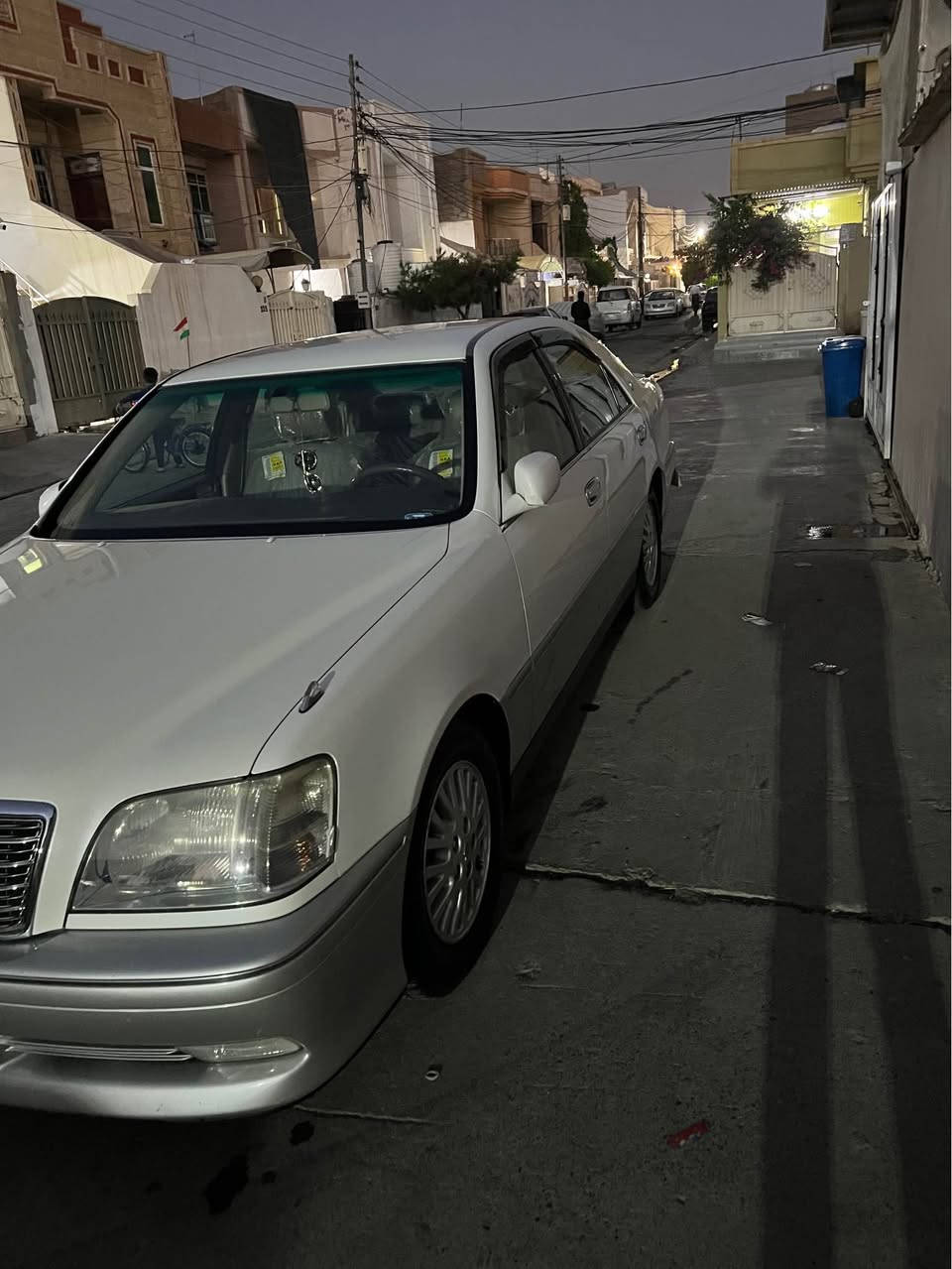 سه ره تا به ناوى خواى گه وره و ميهره بان 
مه ليكه ى ساغ بؤ فرؤشتن 
مؤديل 2000 رى 3  دوگمه ى مه كينه D4 گه وره ى 75 سه ياكه بل پاكه ته 
سه ياره كه ده عامى بؤ ده عامى به شه رت سبوغى نيه 
سه ياره كه له سه ر ده قى شه ريكه ماوه ته وه 
140 هه زارى حه قيقى رؤيشتيه 
گير و مه كينه و ته قه و ره قه به شه رت
سه ياره كه سه نه وى و پاكانه و كؤدى له كه له 
نرخ (85 ) مه جاليكى كه م ***********
*********** أربيل, العراق

