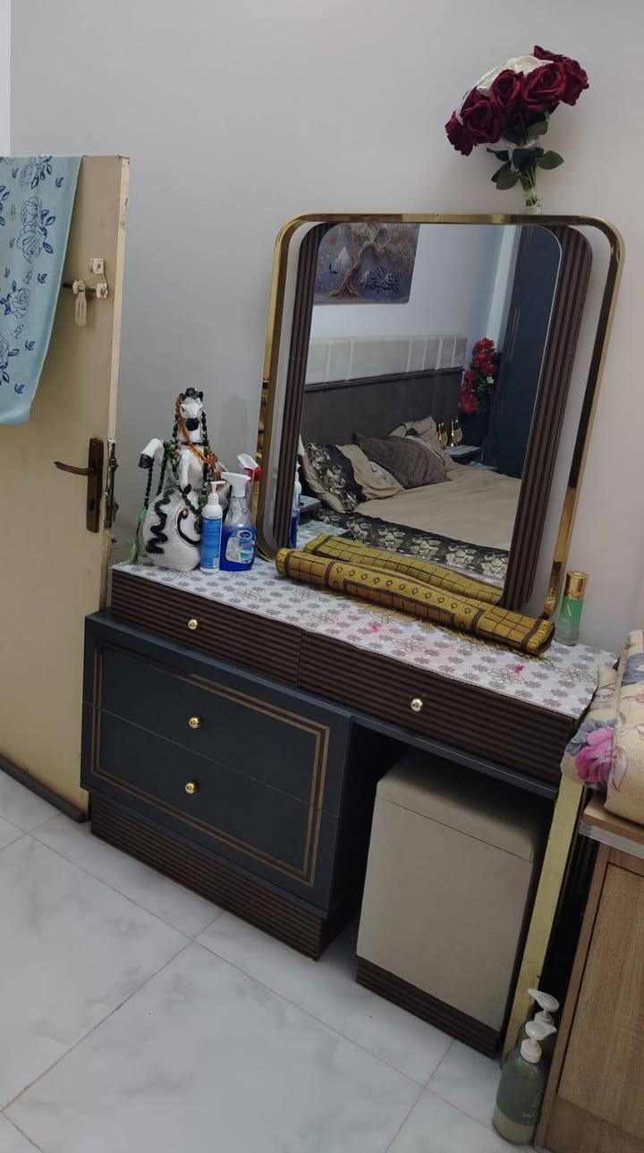 غرفه نظيف جدا مستعمل
شي قليل نظافته كما موضحه
في الصوره اني مكلف ب نشر 
لتواصل مع الرقم التالي ***********
