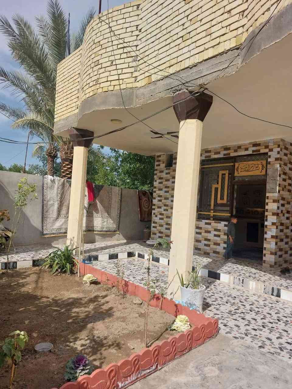 بيت في كربلاء يصلح حسينية او للسكن للبيع او مراوس مساحته ٢٥٠ متر سند ٢٥ صب كونكرت مسلح خريطة كاملة وكافة الخدمات موجودة تبليط مستوصف مدارس سوگ عنوانه شارع بغداد قرب الخباطة العتبة طريق مجمع ابن حلوة للفلل عمود ٥٢ للاستفسار *********** صاحب البيت مباشر
