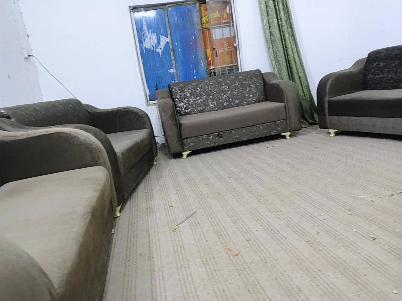 تخم تسكام نضيف كلش 12مقعد لون جوزي العنوان بابل الحمزه الغربي الحي العسكري الاستفسار ***********
