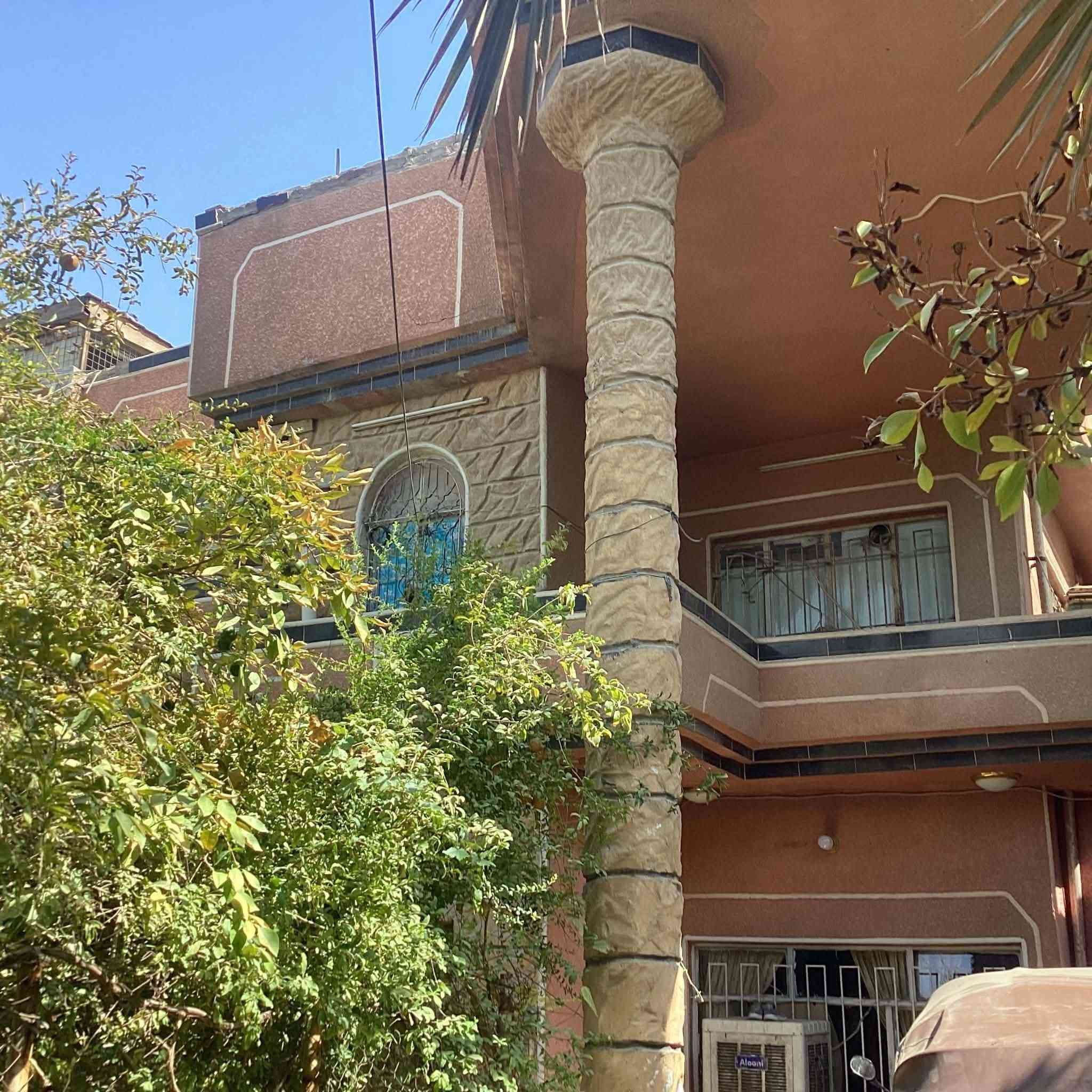 السلام عليكم بيت مساحه 400متر الواجهه 12والنزال32ونص طابو صرف العنوان الشعب شارع الصحة خلف شركه البيبسي التواصل واتساب ***********
