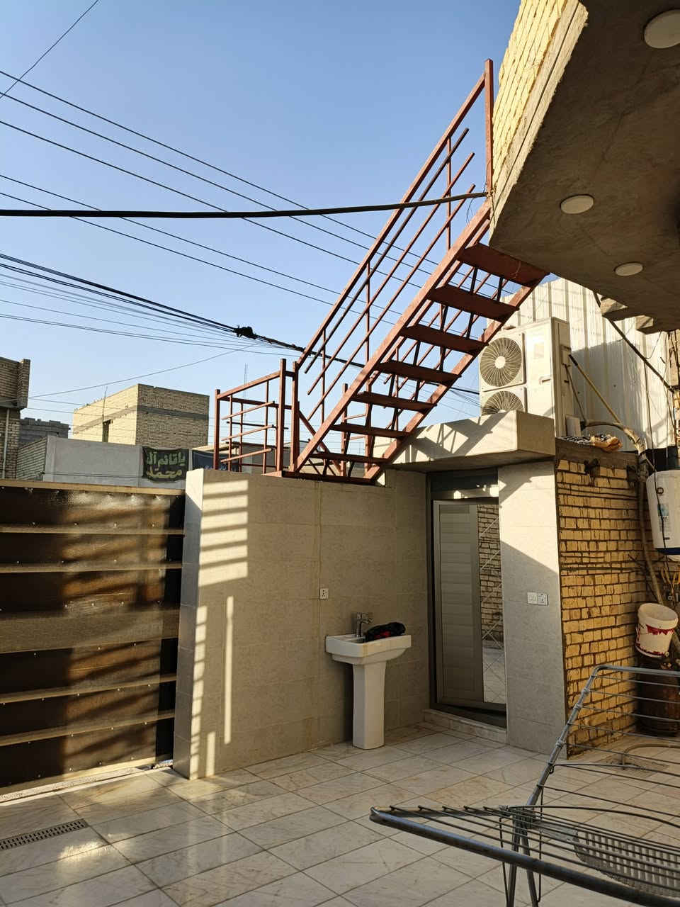 🏡 بيت طابو للبيع – بناء حديث وعصري
📍 الموقع: بغداد – جسر ديالى، قرب مدرسة موسى الكاظم
📐 المساحة: 150 متر
🏠 بناء حديث بتصميم عصري ومناسب للعائلة الكبيرة

✨ مواصفات البيت: 
• 3 غرف نوم
• 2 صالات
• 2 مطابخ
• 2 تواليت داخلي
• تواليت خارجي
• كراج سيارة
• الطابق الأول والثاني

📄 البيت طابو

📞 للاستفسار والتواصل:
***********
