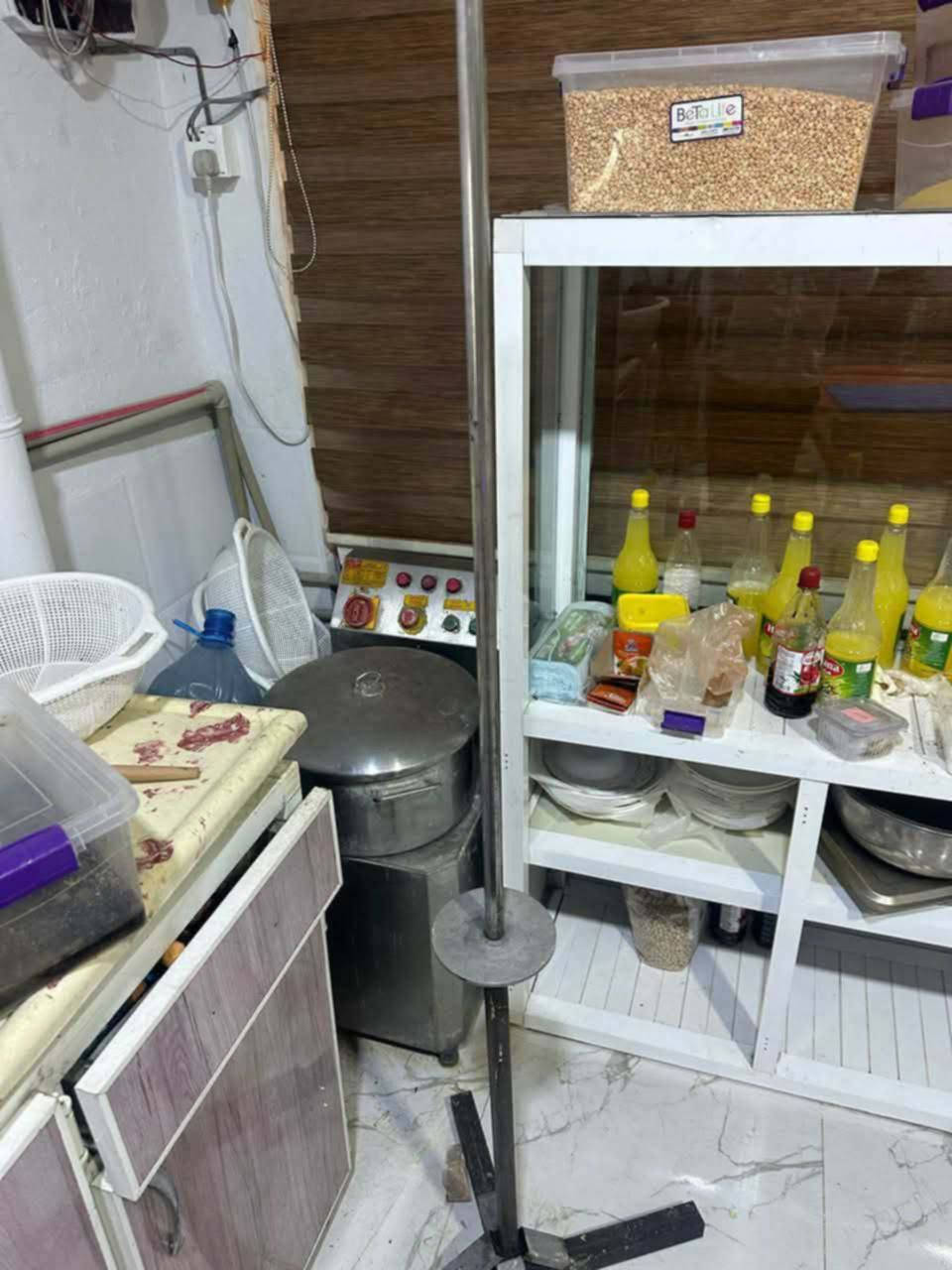 سلام عليكم غراض مطعم كامل بس اجر محل وفتح مستعملات شهر واحد بس غراض نضيفه كلش كبال عينكم وبسعر مناسب اريد اسافر الهند عندي مريض تفاصيل اكثر خاص 
***********بي وتساب
***********
ونقل الباب محلك
بيع شلع

