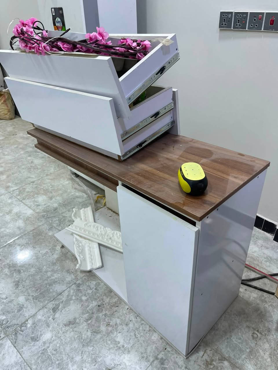 للبيع شلال + ميز

نص مكتوب في الصور:
- المتحده للديكور
- 0774816316