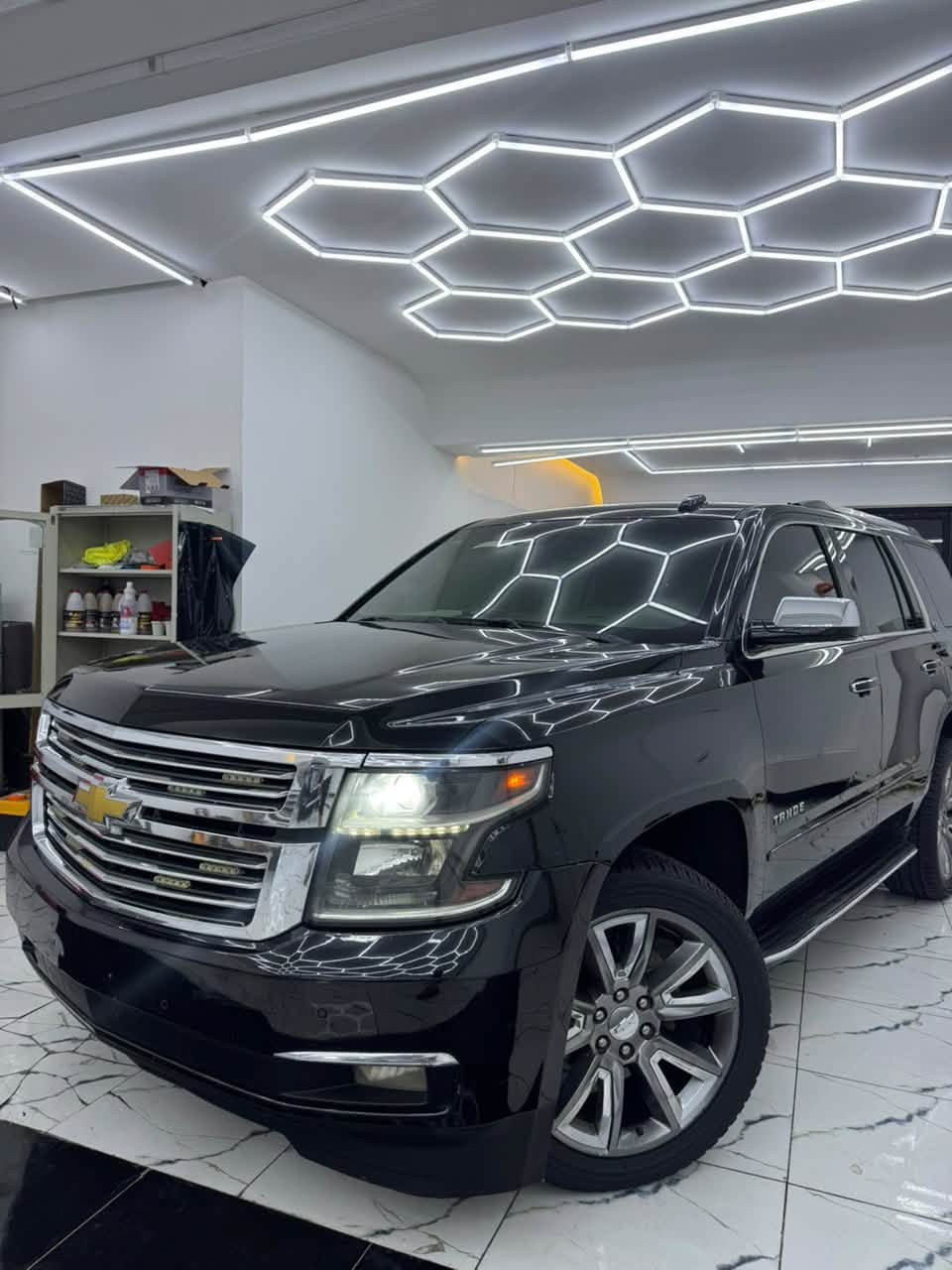 تاهو LTZ   2015. خليجي وكالة المنصور كفالة عامة من الصبغ فقط 3مكانات PDRكلش اصغارالسيارة فول فول مواصفات داخل قرميدي
1-كشن تدفئة وتبريدوخزن ميموري
2-مثبت سرعة ورادار امامي 
3-رادارات جانبية ونقاط عمياء
4-حساسات امامية وخلفية
5-ويل كروم قياس22
6-كشن رجاج
7-شاشة DVD
8-مرايات شفط وقلاب واشاير بالمري
9- 5بصمات
10-ثلاجة
11-قاصة
12-قيادة ذاتية
13-أوامر صوتية
14-فتحة سقف
15-صندوق شفط
16-فور. ويل
17-شحن الاسلكي 
بعد اهواي مواصفات الفول معروفة
السيارة رقم بغداد بسمي تحويل ثاني يوم
السعر327$وبيها مجال اللطيبين السيارة الف ماذب عليها جديدة بمعنى الكلمة 
للاستفسارمتوفراتصال وواتساب *********** غير متواجد ع الفيس
