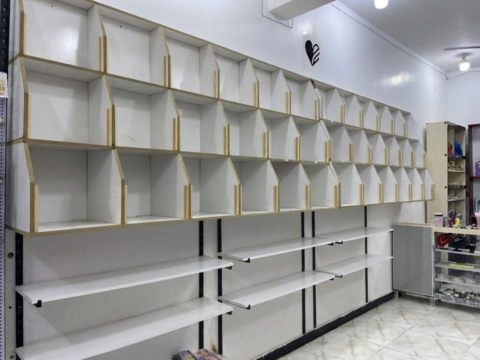 للبيع أرفف خشبية معلقة مع الرفوف السفلية الخاصة بها، نظيفة جداً سعر ٥٠٠  📍 المكان: واسط قضاء الاحرار 
📞 للتواصل: (***********)
