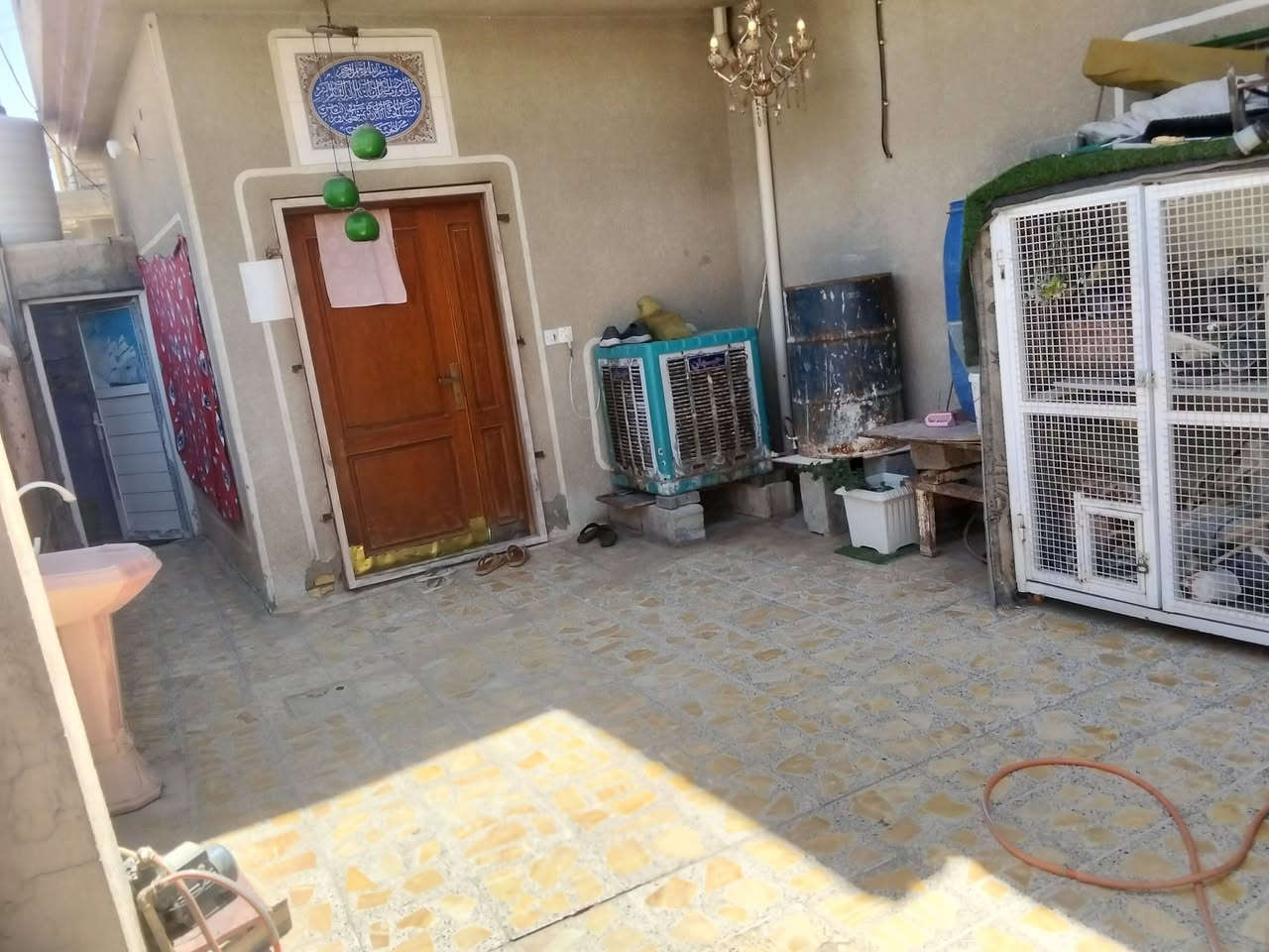 السلام عليكم بيت للبيع مساحة 110مربع ركن في منطقت الحسينية شارع الخدمات قرب المستشفى التركي وقريب أيضاً على المدرسة الايرانية الطابق الاول متكون من غرفتين +مطبخ+استقبال+حمام داخلي وخارجي +ترك الطابق الثاني متكون من غرفتين وبيتونة البيت مجهز ب كامل مجاري مياه خير من الله كلشي ما ناقصة اي استفسار أخر يرجو التواصل عبر الأرقام الأتية 
(‏‪‏‪( 772 671 6687‬‏
(***********)
