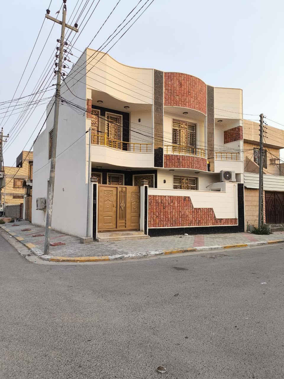 بيت للبيع مساحه ٢٠٠ م ركن طابو صرف على شارعين ١٥ م بناء جديد طابقين طابوك صب مسلح يحتوي على استقبال وصاله و٥ غرف نوم ومطبخ وصحيات  وكراج موقع البيت مميز جدا مقابل المستوصف عنوان كربلاء حي المجتبى أي استفسار اتصل ***********  نستقبل جميع العروض في انحاء كربلاء
سعره   ٣٩٠ مليون بي مجال قليل
