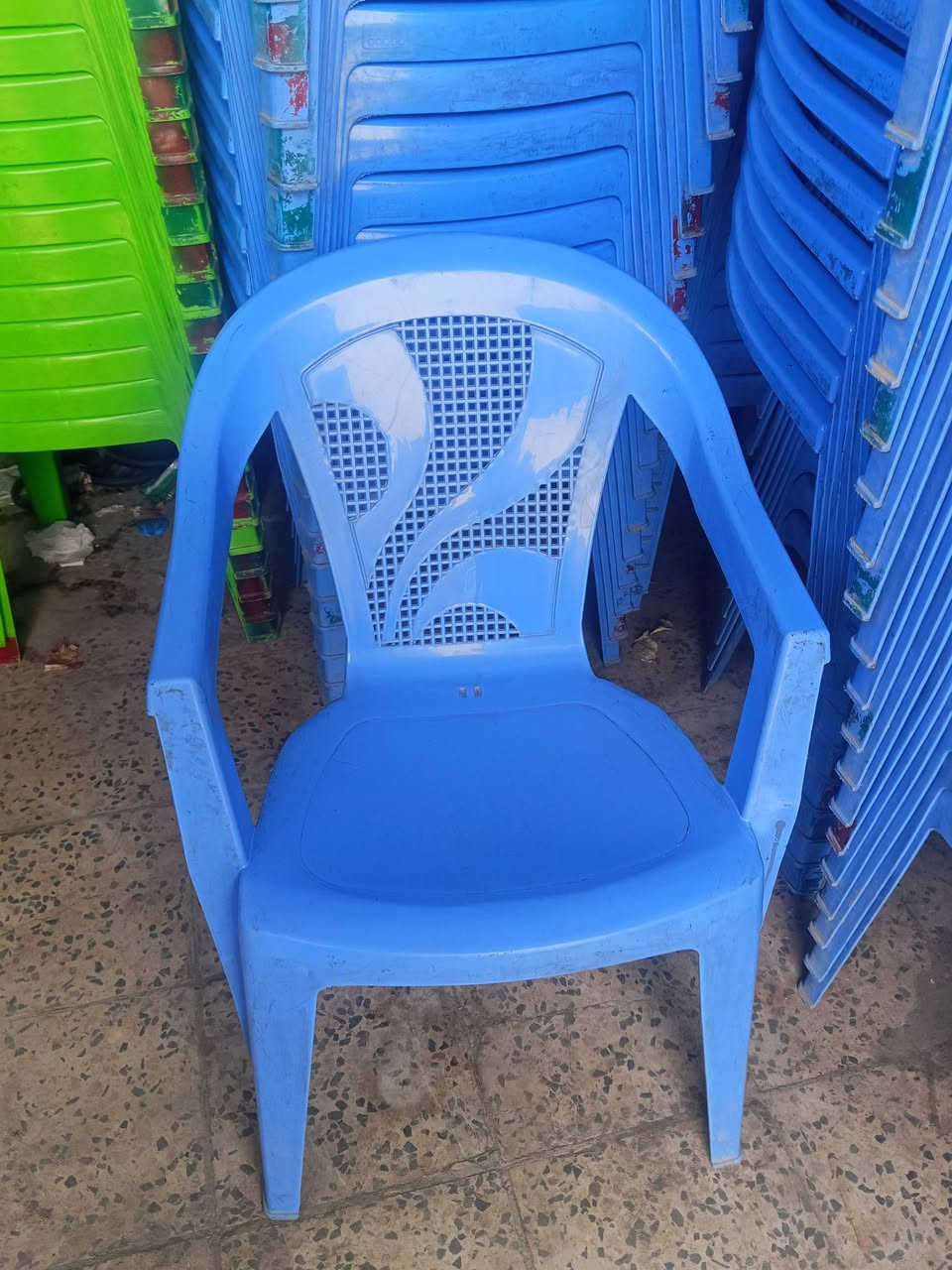 كراسي للبيع العديد 300 اخو جديد سعره 5500 بغداد زعفرانيه ***********
