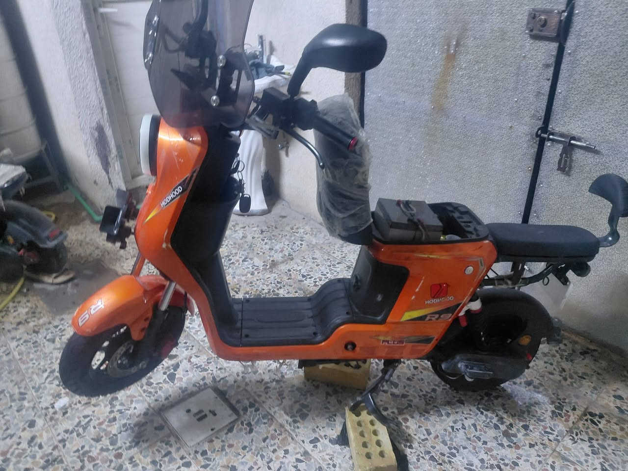 سلام عليكم شباب عندي دراجة شحن للبيع نوع R9 فول مواصفات بطاريات انضاف بيها بصمتين وكارت وسويجين لايت عالي ناصي دبل اشاره كفرات نضاف 
تاير الامامي مبدل يدات مال بريك جدد سرعه 99
ملف 1800 ماشيه 378 كيلو متر مكاني بغداد شعب اسريدات قديمه السعر 350 بيها مجال حك جيه ***********
