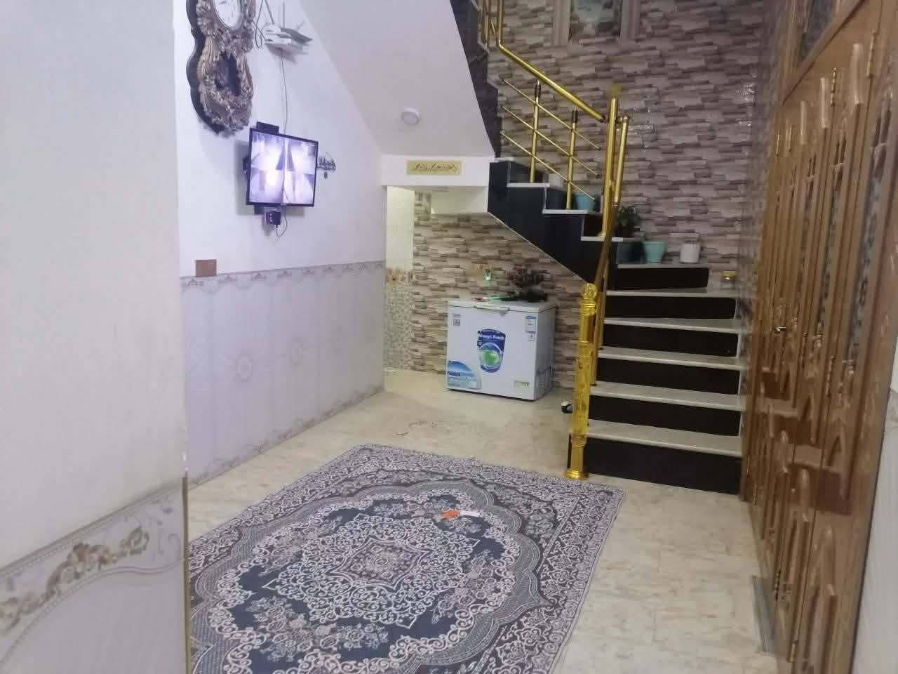 ياالله سلام عليكم بيت للبيع في المعملجي مساحه 108متر مربع
 طابقين بصف الركن الشارع الرئيسي 8 والشارع الفرعي الي بي البيت 6
عنوانه مقابيل الصناعه قرب جامعه الصفوه فرع نجاره القريشي بنصف الفرع بدايه الفرع علا الحر ونهايه الفرع علا الروضتين
بناء درجه اولى طابقين مربع 10*10 وثلاث غرف البيت طابو زراعي سند ٢٥ (سعر180وبي مجال) للاستفسار اكثر اتصل ***********
