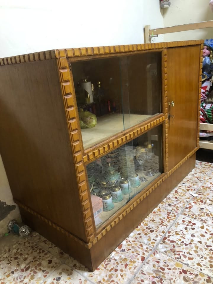 للبيع بوفيه. تفصال نضيفه بس صدع بسيط بيها.  خشب قوي.   قياس. الطول 120 رتفاع 90 نزال 60 سعر ب70 مكان الاصمعي. الجديد.  رقم ***********
