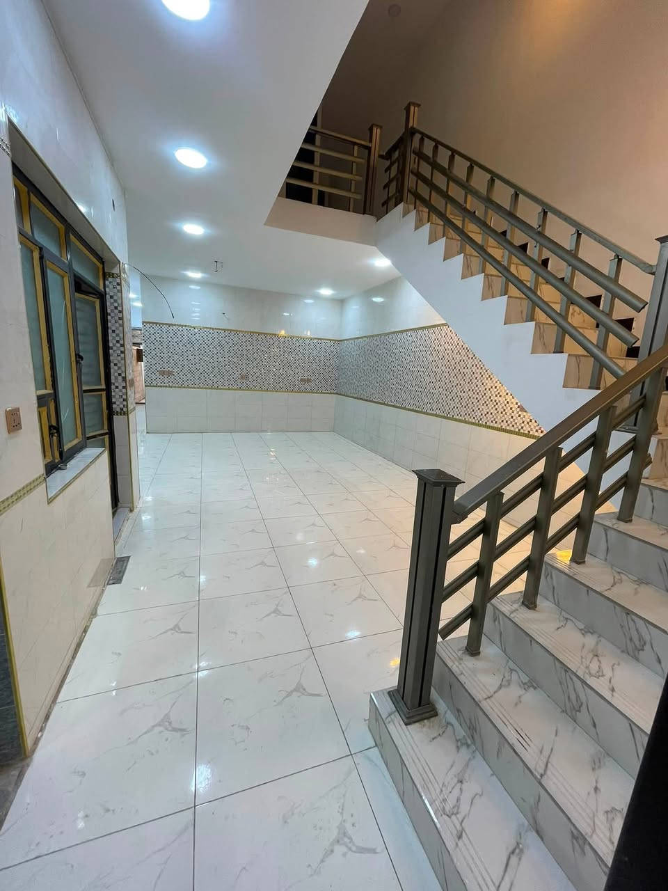 150 متر 
السعر 290 مليون وبي مجال 
البناء🏗️
الطابق الارضي 

صاله وغرفه نوم ومطبخ 

ومنوورر وخدمات 

الطابق الثاني 3 غرف نوم وخدمات 

الموقع حي الجهاد ديوان المخابرات 
سيف ابو يزن

***********
