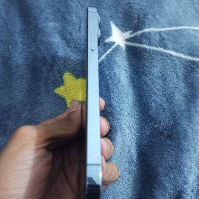 عندي 13برو ماكس براوس  ب14 حته لو مكسور ضهر مبدل بطاريه.  جهازي بطاريته 76  مكاني البصره القرنه  ***********

