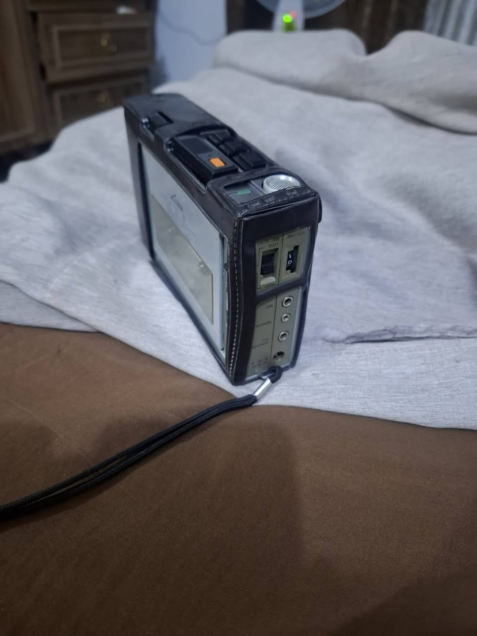 السلام عليكم للبيع مسجل نوع نشنال بانسونك  نظيف جدا على وضع الشركه يشتغل على محوله خارجيه ٦ فولت اربع بطاريات حجم قلم صوت عالي ونقي للاتصال *********** واتساب
