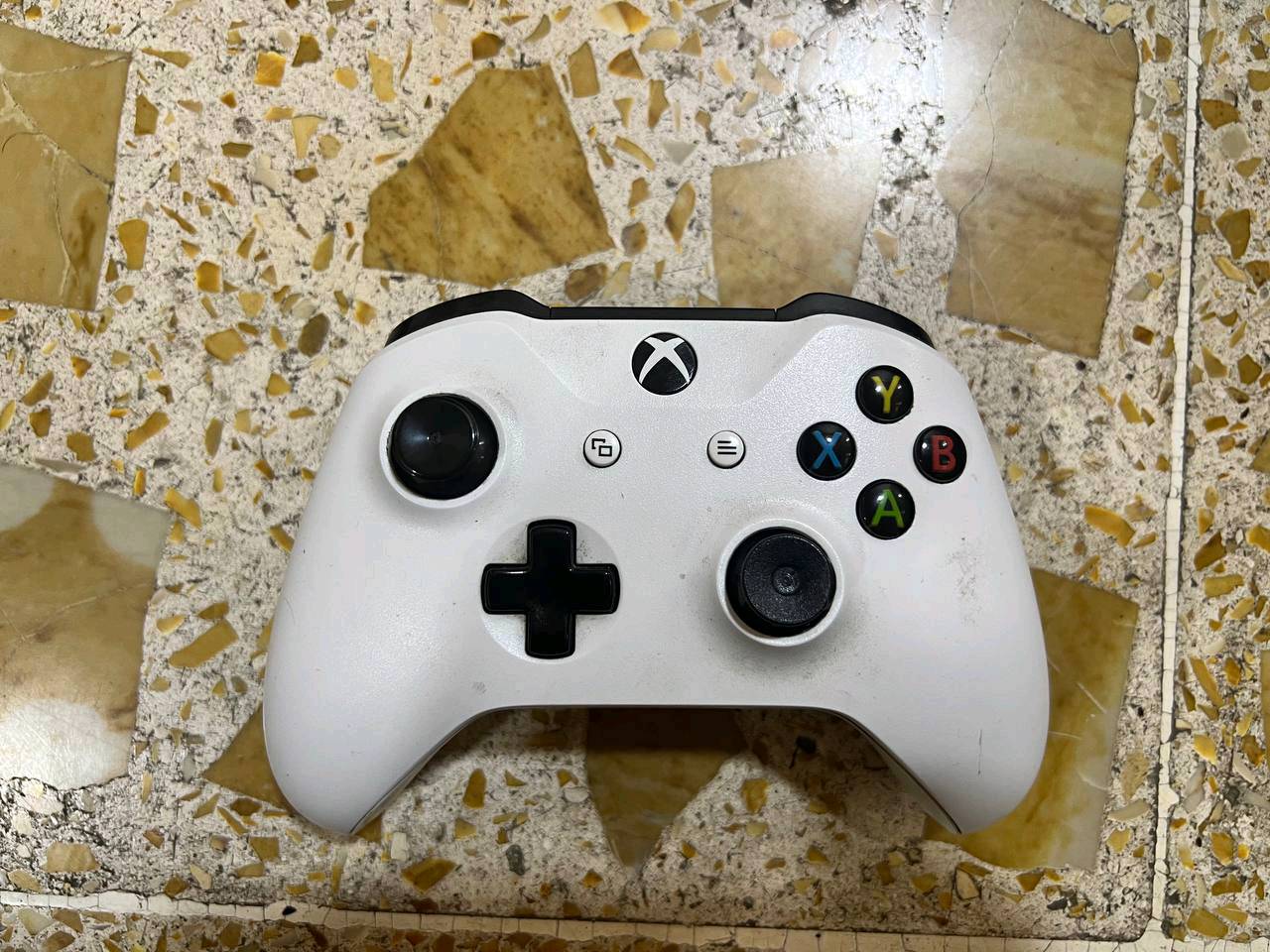 سلام عليكم XBOX ONE S للبيع سعر 200 مامفتوح ابد مكان الموصل جانب الايسر 
