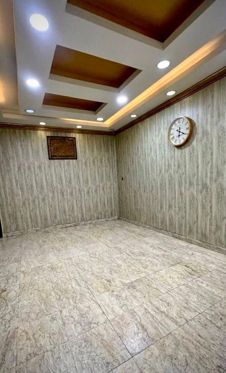 السلام عليكم ✋🏠
بيت للبيع الناصريه حي اور 
يتكون من طابقين كونكريت2️⃣  
الطابق لأول 1️⃣ استقبال🛋️  وغرفت نوم 🛏️ وصاله ومجموعة صحيات داخليه وخارجيه 🚻 وكلدور ومطبخ🧑‍🍳 🍴
الطابق الثاني 2️⃣ 
يتكون من ثلاث غرف نوم🛏️
وصاله ومجموعة صحيات داخليه وخارجيه 🚻 التواصل التصال على رقم *********** وتسابhttps://chat.whatsapp.com/CgF4j4SEF8eL8MxtcRHqut

