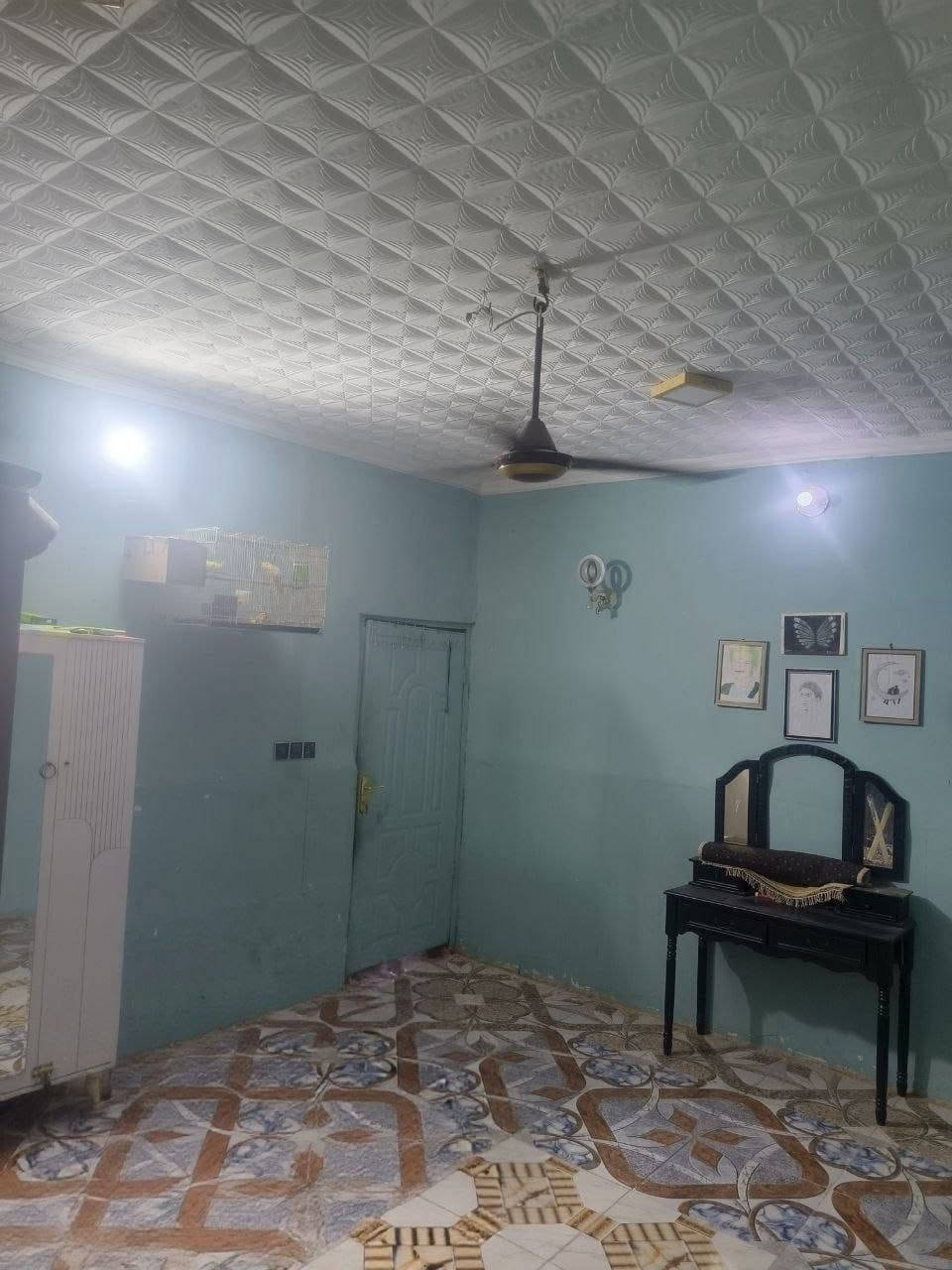 السلام عليكم .تتوفر دار للبيع طابو صرف المساحه 300متر ركن على شارع 10متر والفرع 8 متر بناء بلوك  سقف عكاده السطح فرشي  يحتوي على
‏غرفه عدد 2: 5×4
‏صاله 10×4
‏استقبال9×4
‏مطبخ 3ونص×5
‏مجمع صحيات خارجي 
ممر خلف البيت عرض 2متر على عرض البيت
‏يحتوي على محل تجاري 5×5
‏العنوان .. حي الاصدقاء على الشارع اليفصل بين حي العسكري وحي الاصدقاء موقع مميز شارع تبليط يبعد عن شارع الحي الرئيسي 200متر تقريبا .السعر مناسب جدا 95 وبيه مجال قليل .
ملاحضه..الدار مطلوب 30 مليون للبلديه تدفع  اقصاط سنويا لفترة 4 سنوات .المشتري اذا حاب هوة يدفع الاقصاط السنويه لمدة 4 سنوات يكون سعر البيت 65.واذا حاب ابو البيت يدفع الاقصاط السنويه .يدفع المبلغ كامل 95 مع مجال شي بسيط جدا...الشراي تفضل خاص او اتصل ب*********** يتوفر واتساب
