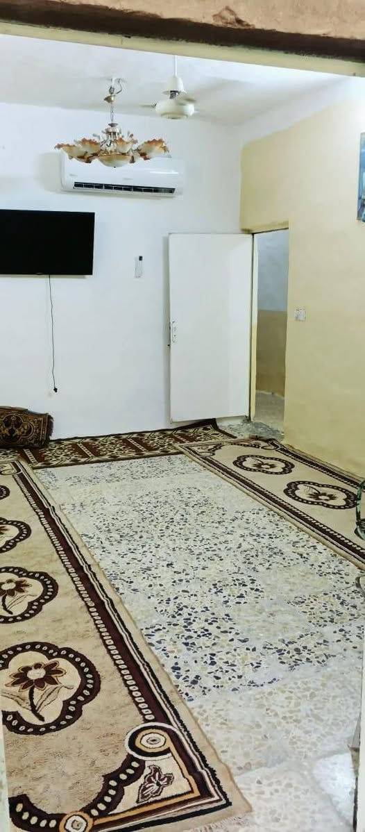 السلام عليكم بيت للبيع بالنهروان بالخمس تالاف قرب مدرسة سلمان المحمدي 
الواجهيه 5 والنزال 20 الاستفسار ***********
