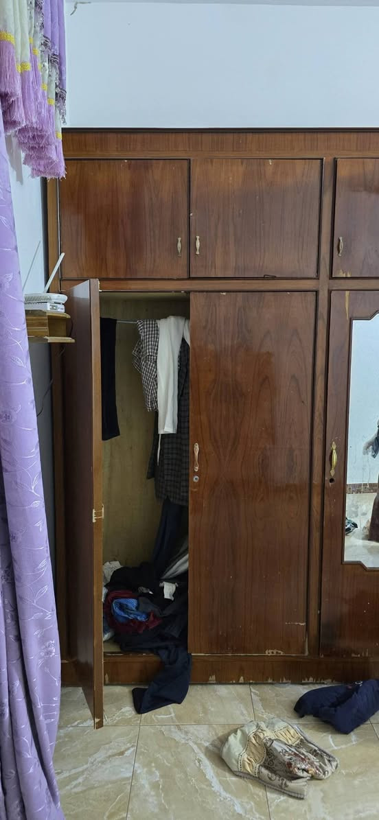 كنتور حطاطه خمس ابواب طابقين شغل نجار لبيته فقط اعادت سبق تكحيلات الرمادي مكان الصوفيه.***********
