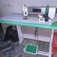 مكينة خياطة • مستعملة يوم واحد • ملحقاتها كاملة