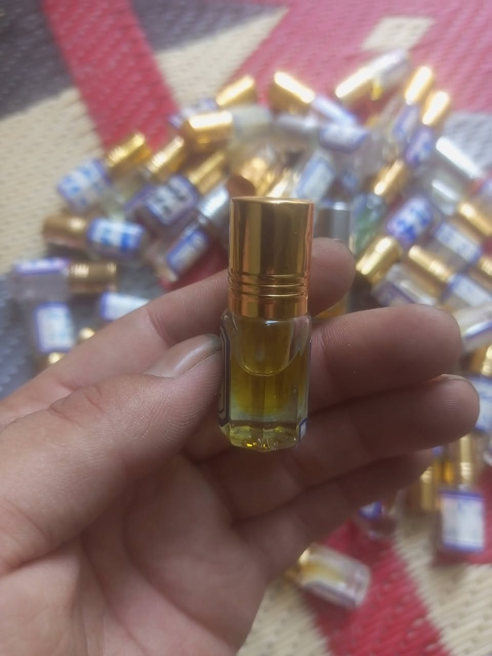 السلام عليكم..
للبيع عطور زيتية تركيب (ربع تولة) شروة كاملة بسعر تصفية لأصحاب البسطات أو الاستخدام الشخصي.

العدد الكلي: تقريباً 50 حبة.

الروائح: تشكيلة منوعة (فرنسي، شرقي، سويت) مثل عود الشيخ، زهرة الخليج، سبورت، ليرة اتنس، وبيري ميتاليك.

حالة الزجاجات: الزجاجات نظيفة، لكن المستويات مختلفة (اكو بيهن متروسات، واكو نص، واكو ربع) والمعاينة واضحة بالصور
السعر 25 قفل مكاني بغداد

