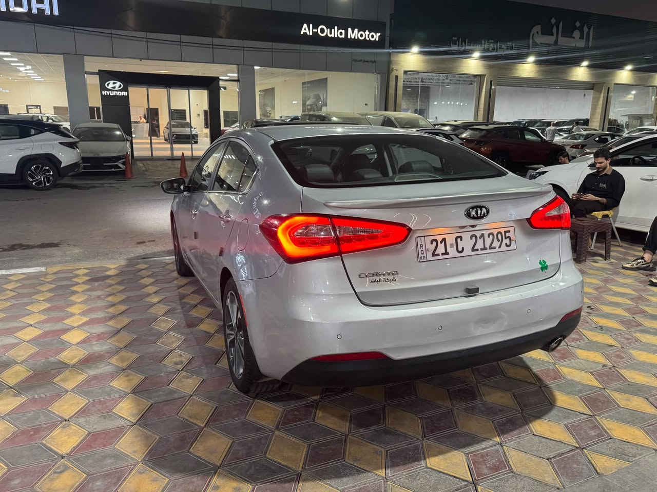 سلام عليكم سيراتو وارد خليج فول مواصفات للبيع بيها صبغ بابين فقط والباقي كفاله اثر شخوط بدون حادث بدون دواخل والي يجي ايوديها سونر بيده المواصفات 
بصمه 
فتحه سقف 
حساس امامي خلفي 
كامره خلفيه 
داخل جلد اصلي 
شفتات كير 
مري شفط
مسجل بلوتوث السياره بدون نواقص ابد 
محرك وكير بدون فتح سياره على وضع الشركه 
بس بيها شويه شخوش 
السعر  108 اي ستفسار هذه رقمي 
*********** وبي وتساب هم 
وتريد تحويل تريد وكاله السياره بسمي
