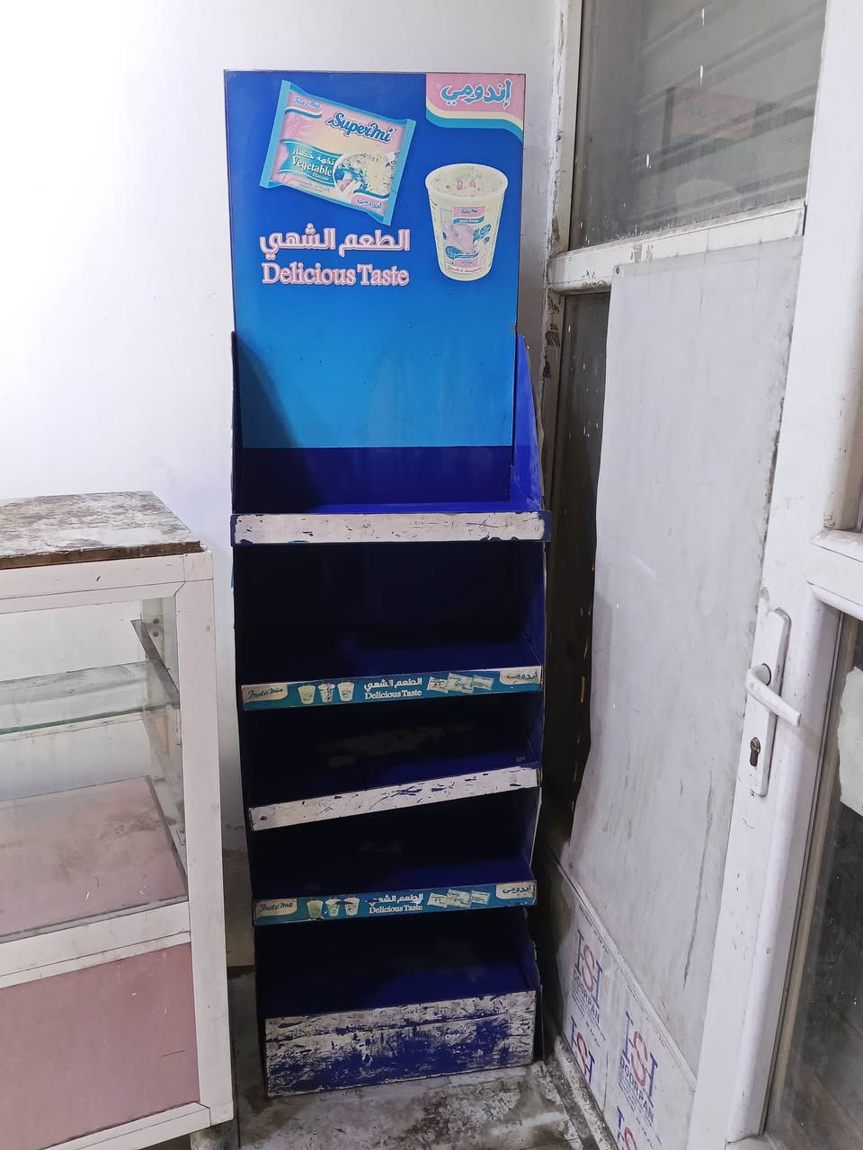 ميز متر ونص وعارضة اندومي ورفوف 2 ارضبات 
واحد مترين والثاني 3امتار
السعر 400 الف 
البصرة شارع 14 تموز مقابل صيدليه الكندي
***********

