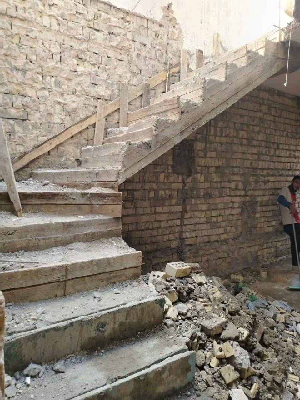 تريد احد يرمم بيتك؟
نحن في كادر طور منزلك نؤمن بأن الترميم ليس مجرد إصلاح، بل هو فن لإعادة الحياة إلى منزلك. نقدم خدمات ترميم متكاملة بأعلى معايير الجودة، بدءًا من التقييم الدقيق للمشاكل وحتى التنفيذ المتقن. فريقنا المتخصص يمتلك الخبرة والكفاءة اللازمة للتعامل مع كافة أنواع الترميمات، سواء كانت بسيطة أو معقدة. نستخدم أحدث التقنيات والمواد لضمان تحقيق أفضل النتائج التي تدوم طويلًا. تواصلوا معنا  للتواصل يرجى ارسال رسالة او الاتصال على الواتسا***********واتساب 
اعمالنا في بغداد فقط
