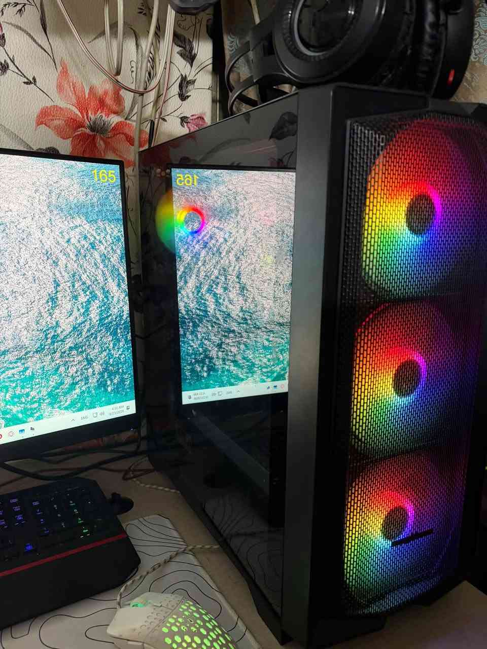 سلام عليكم
Pc للبيع مع ملحقاته. 
——————————————————
الكيس يحتوي على 5 مراوح واضاءةrgb. 
المعالج:i5 12,400. 
كارت الشاشة: Rtx 3060ti 8GB. 
باور سبلاي: 800w bronze. 
ويندوز : widows 11pro. 
الرام : 16gb. 
الهارد: M.2 1TB + 256GB. 
المبرد: غازي لون ابيض بية شاشه صغيره يقره درجة الحرارة 

——————————————————
الشاشة : 
acer 2k 165hz حجمها 27 وتحتوي سماعات. 
وياها مايك خارجي نوعية جدا جدا زينة وراقية. 
وكامرة stream وضوح ودقة جيدة. 
——————————————————
ملاحظة : استخدام الحاسبة جدا قليل ومعجون المعالج جديد وصيانتها جديدة سويتها قبل ٣ اشهر واستعملتها ٤ مرات وكلش نظيفة وهدية ويه الحاسبة ماوس وكيبورد وماوس باد لون ابيض. 
——————————————————
سعر: 950 الف (الكيس)
——————————————————
سعر الشاشة: 225 الف 
——————————————————
مكاني بغداد حي العدل 
***********
وين ميعجبك تتصل موجود

نص مكتوب في الصور:
- 165