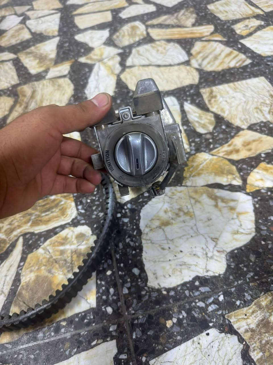 سلام عليكم جويترات 0/10
بصمه 0/10 قايش 0/10 
مكاني الحريه 
***********
