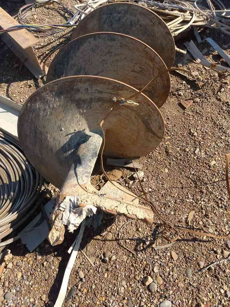 السلام عليكم سيارة لايلند للبيع كاملة أو قطع ( سيارة / كرين / براين ) عليها كرين 6 طن 2 سلايت رابط عليه برينة عدد البراين  اثنين وحدة 70 سم والثانية 60 سم لحفر اعمدة الكهرباء والابار 
المكان بغداد /جرف النداف 
للتواصل ***********

