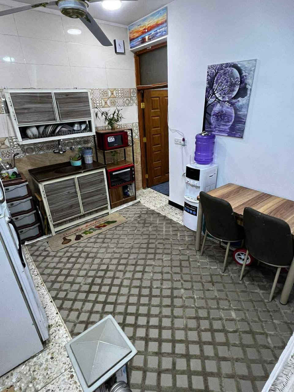 بيت 50 متر عله شارع تجاري قرب مول ادم 7 فرع مجمع العيثاوي قاط ونص كامل من كلشي وحاليا فارغ يعني جاهز للسكن سعره 68 بي مجال شي قليل لتفاصيل اكثر *********** سند 25 ويتحول قرار محكمه باسمك واجه 5 نزال 10 عرض الشارع 12 متر
