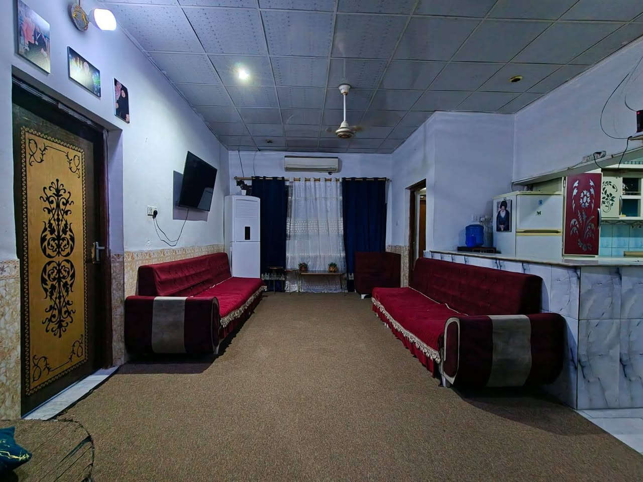 سلام عليكم بيت في حي المكرمه حرف T  مقابل الطاقه خلف جنح المحكمة مساحة البيت ٢٦٣ متر مربع يحتوي البيت ع 
غرفة نوم عدد 5
صاله عدد 2
استقبال كبير 
مطبخ تركي
حمامات عدد 5
حديقة كبيره 
مخزن 
البيت طابقين بناء قديم بس ينسكن لأن مررم جديد وبناء طابوق جمهوري أساس صب بيت قوي 
السعر ٣٣٠ مليون تريد نصف بيت هم ابيعك سعر نصف البيت ١٦٥ مليون مساحة النصف ١٣١ ونص متر
التواصل فيس أو ع الرقم ***********
