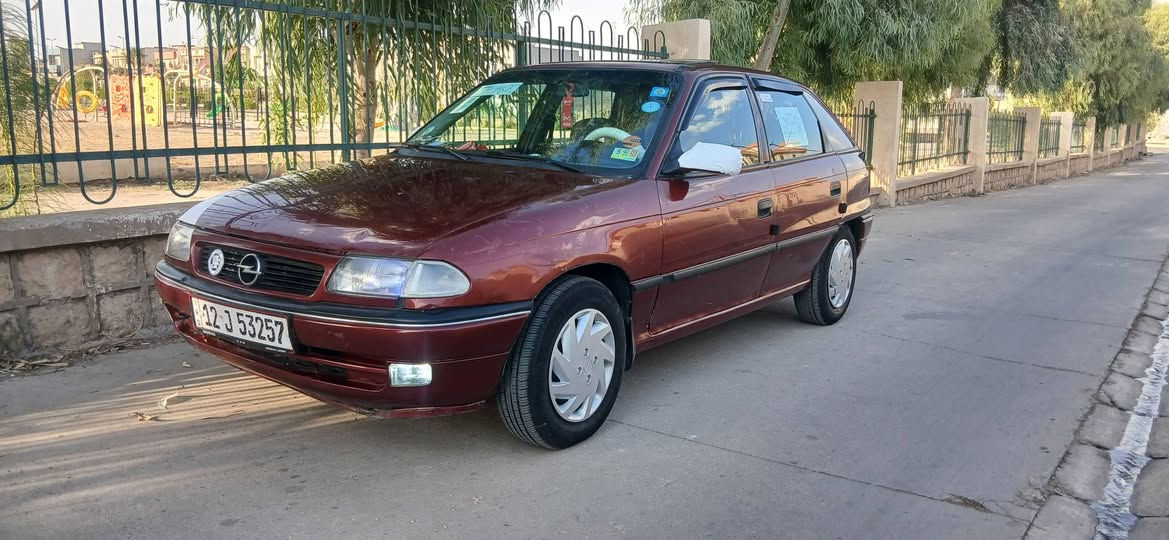 السلام عليكم سياره اوبل استرة موديل 1992
حجم المحرك 18
رقم نينوى دولي هزه جديدة شرط التحويل 
محرك نظيف كير شرط وايرمنية شغاله لايتات جديدة بكلايتات جديدة طخم جديد تواير جديدة تنتا سلايت مسجل اربع سماعات افانتي داخل جديد مصلح دواير ودوسات فقط الباقي وضع شركه 
السعر 38 وبيها مجال 
الموصل الجانب الايمن 
***********
***********
