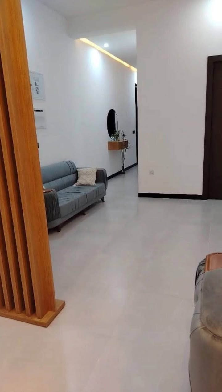 البيت للبيع مساحة ٢٠٠ م ع شارع ١٢م مقابل مطعم موسى الكاظم قرب جامعه العين بناء ٢٤ بيت وشقه البيت يتكون من ٤ غرف و صاله كبيره واستقبال ومطبخ وصحيات ٣ مع ٥ سبالت و المراوح والخزانات او لماطور والسخان والمغاسل وكاونتر الشقه معزوله الشقه قيد الانشاء تتكون من غرفه واستقبال وصاله ومطبخ مواصفات البناء شيش الماس كونكريت المهدى الماء والكهرباء والمجاري أفياء سعوديه بورسلين جداري الأرضية ايفا أبواب تركيه كل مواد البناء درجة اولى سعر البيت ٣٤٠ ومطلوب إسكان ٣٨ البيت مبنى بإشراف مهندس قريب من الشارع العام المنطقه مرتبة شاهد صور البيت واحكم لاستفسار ***********
