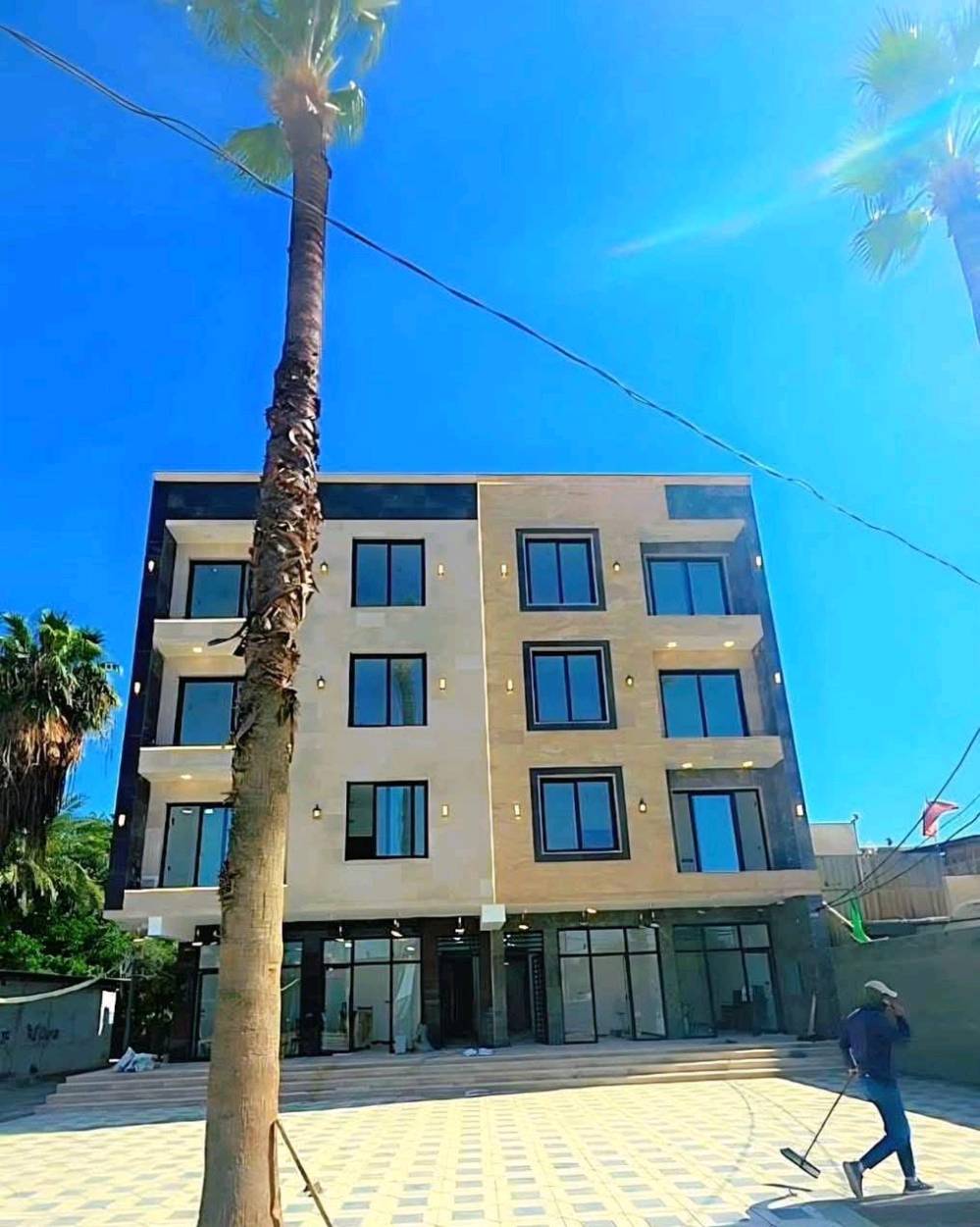 عمارة تجارية ركن للبيع 
المساحة 70 متر
واقع الحال 135 متر مع ترك امامي 100 متر 
في بغداد / الاسكان / شارع 23 /قرب كلية المأمون 
بناء سنة ٢٠٢٦
عرض الشارع 23 متر 
الواجهة 8 متر 
واردها الشهري ٥ مليون 
تحتوي على 7شقق و محلات عدد 2
تحتوي كل شقة على ( غرف نوم عدد 2 و صالة و مطبخ و صحيات ) السعر 900 مليون 
***********