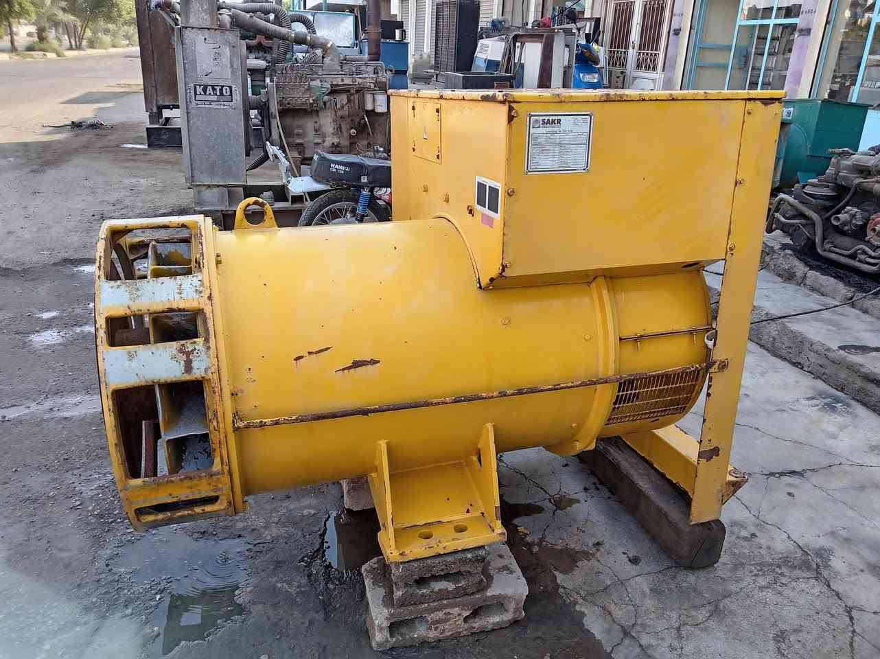 راس توليد للبيع الهاتف ***********
تظهر الصورة لوحة بيانات لمولد كهربائي (Generating Set) من إنتاج شركة SAKR Power Systems اللبنانية.معلومات اللوحة والتفاصيل الرئيسية:الشركة المصنعة: صقر باور سيستمز (SAKR Power Systems S.A.L) - لبنان.القدرة الأساسية (Prime Power): 750 كيلو فولت أمبير (kVA).قدرة الطوارئ (Standby Power): 825 كيلو فولت أمبير (kVA).الجهد (Voltage): 380 فولت.التردد (Frequency): 50 هرتز (Hz).السرعة: 1500 دورة في الدقيقة (RPM).نوع المحرك: Perkins.الوزن (Mass): 4500 كجم.
