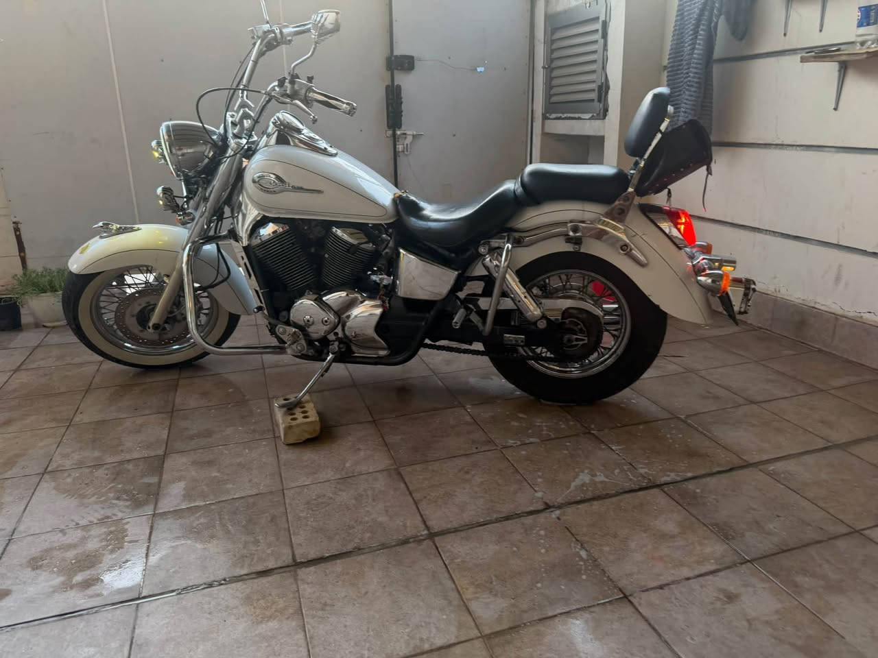 هارلي شادو 400CC ما مرقمه نضافه الدراجه 90% للبيع مناقصه اي شي الدراجه خير من الله (عروسه ) كله بلادي سعرها 18 ورقه ونص اذا موشراي لتخابرني بيه مجال بسيط حك الجيه *********** موقع الدراجه بغداد الامين الثانيه
