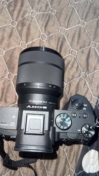 كاميرا Sony A7 III بحالة نظيفة جداً، مناسبة للتصوير الفوتوغرافي والفيد...